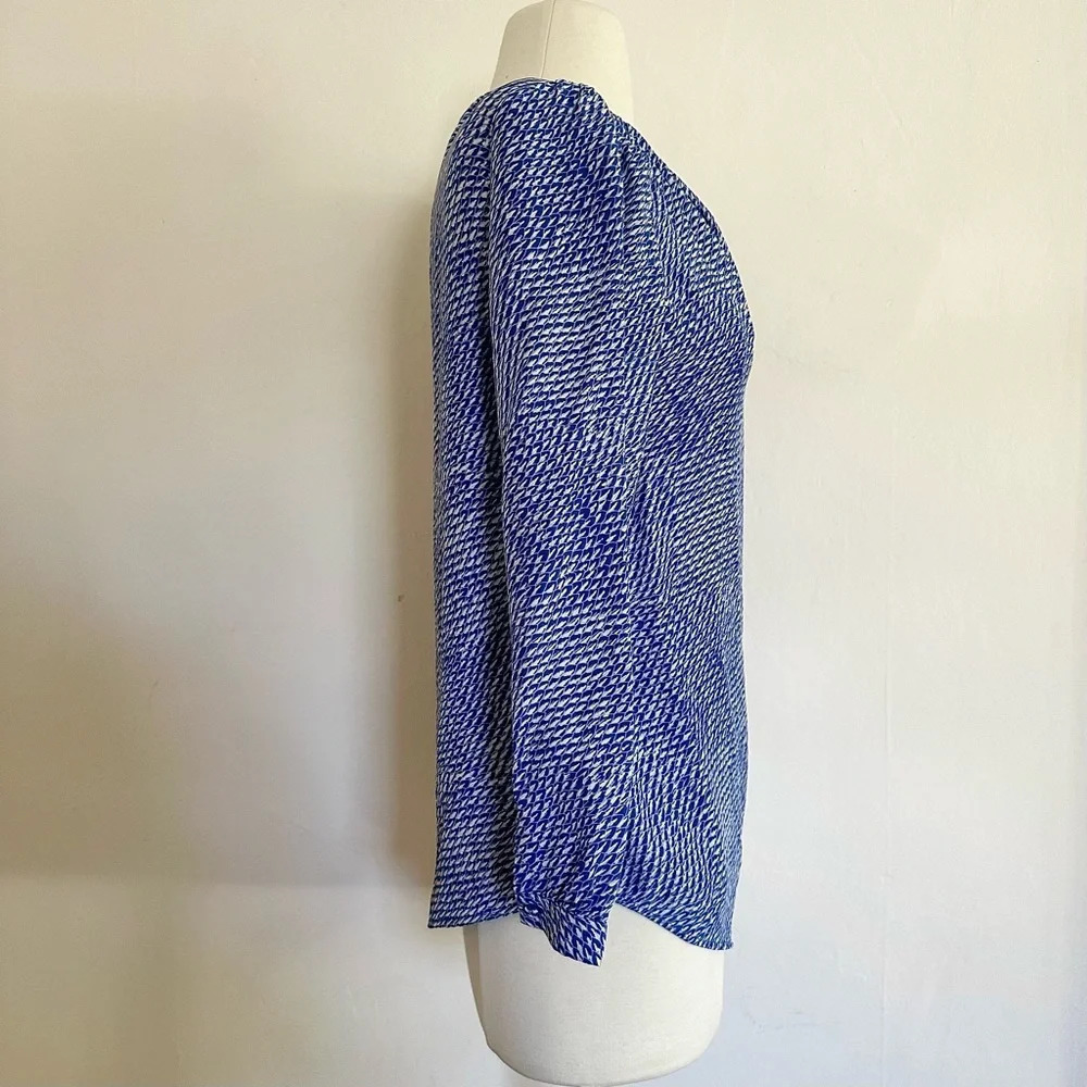 Joie Silk Top Blue and White Geometric Print Popover Shirt Blouse Size XS - Picture 3 of 7